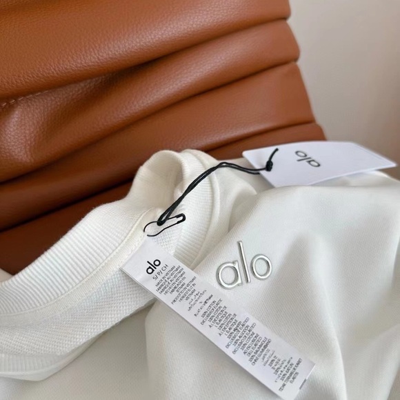 🔥🤍Alo White Cropped Sweatshirt & Shorts Loungewear Set - Picture 2 of 3